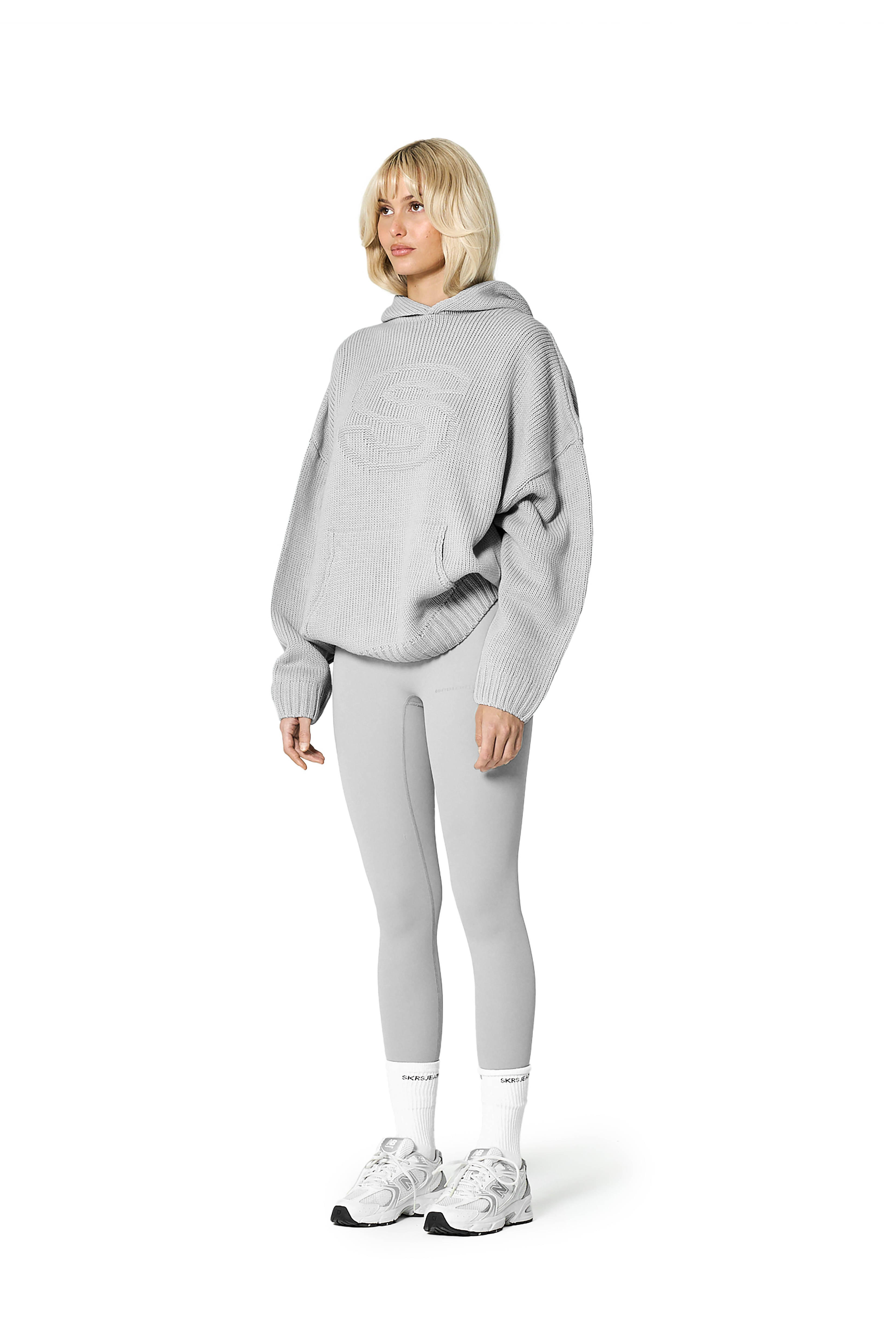 Model Julie is 5'9.5" and wears size XS.